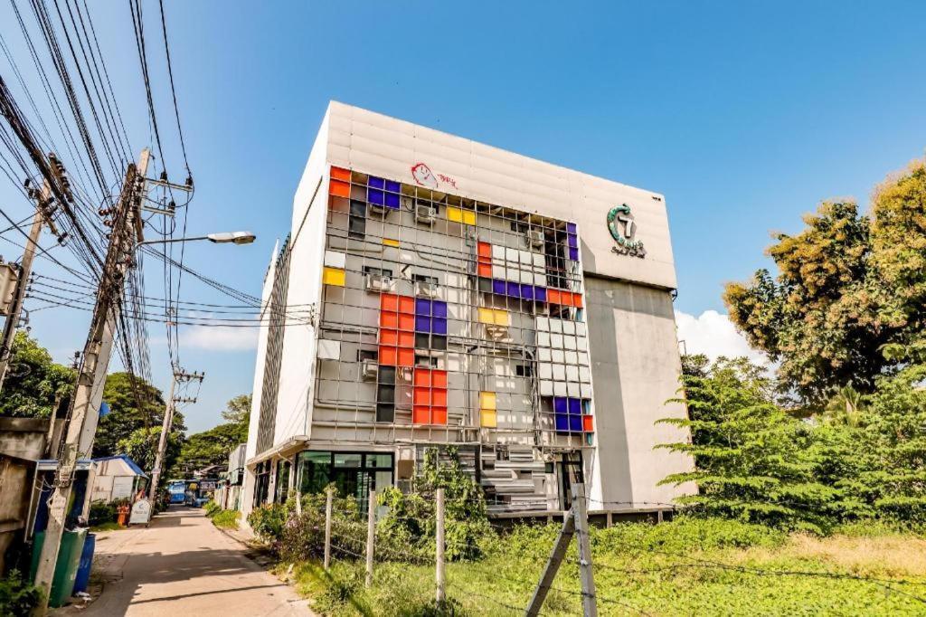 Oyo 412 7 Days Hotel Chiang Mai Exterior foto