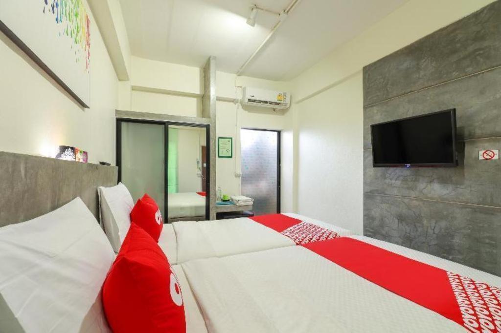 Oyo 412 7 Days Hotel Chiang Mai Exterior foto